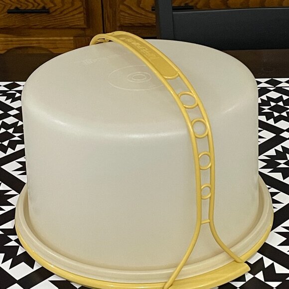 TUPPERWARE Vintage Cake Keeper Carrier Harvest Gold with Lid & Holder - Picture 3 of 5